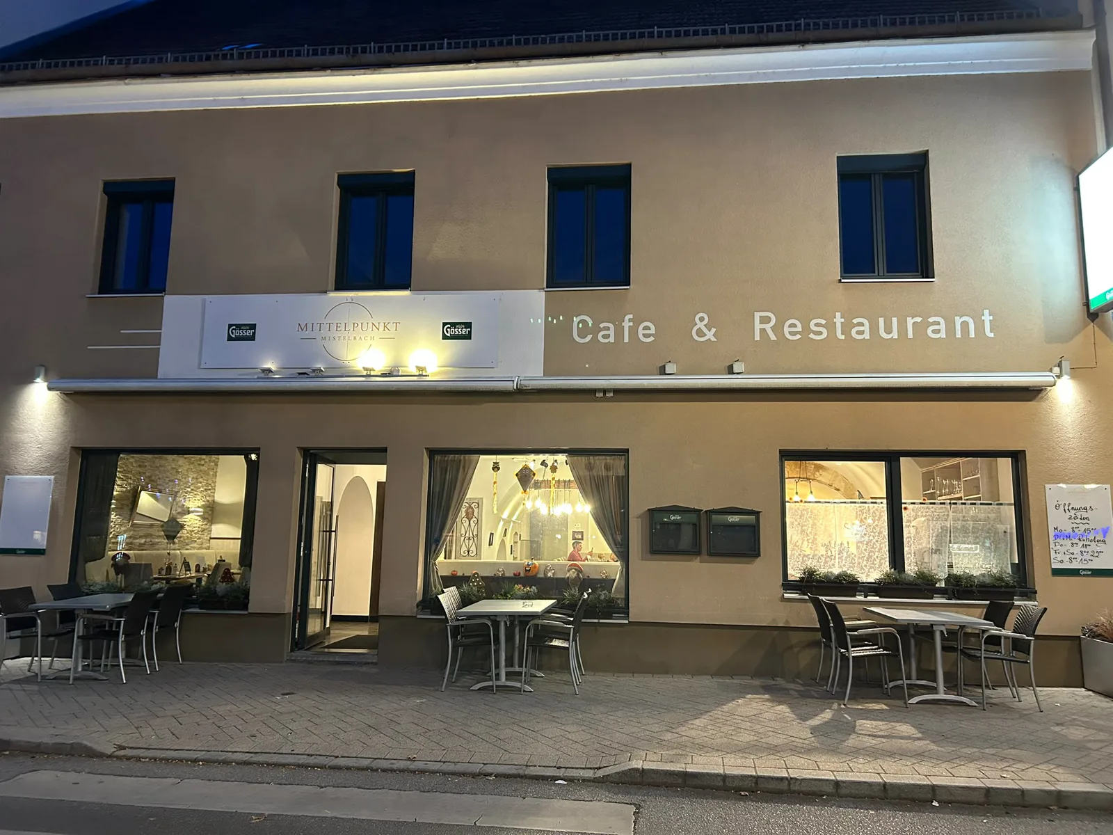 Beleuchtete Fassade des Mittelpunkt Mistelbach am Abend