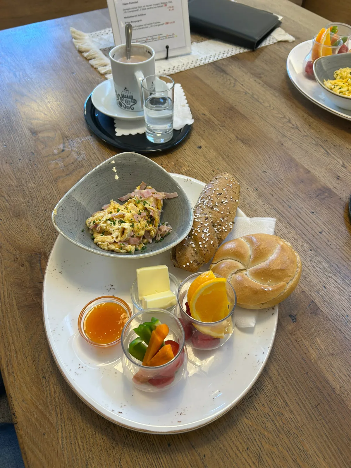 Fr&uuml;hst&uuml;ck mit Schinkenr&uuml;hrei, Geb&auml;ck und frischem Gem&uuml;se