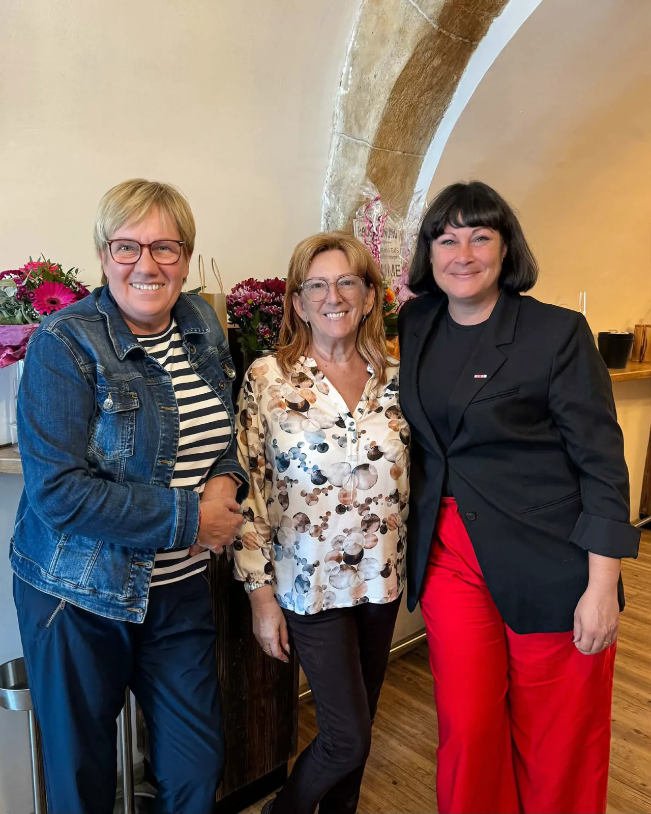 Gast mit Kaffee im Mittelpunkt Mistelbach