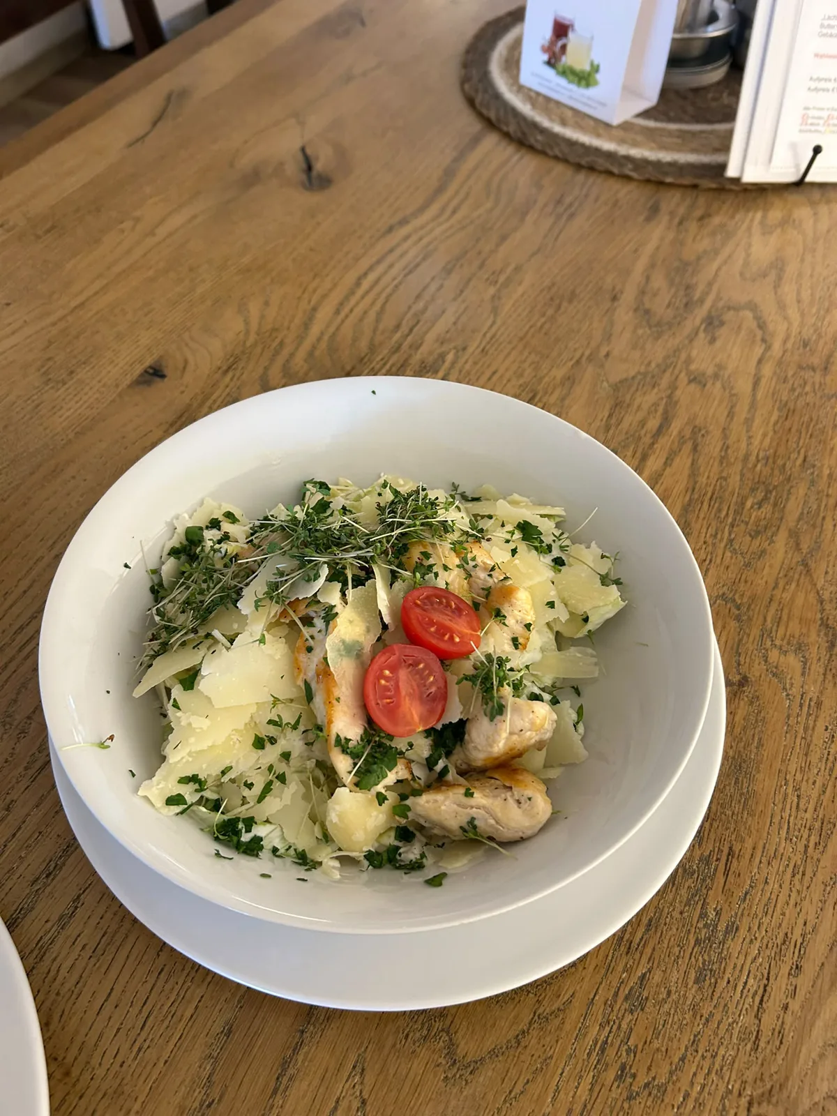 Salat mit H&uuml;hnerstreifen, Parmesan und Kr&auml;utern