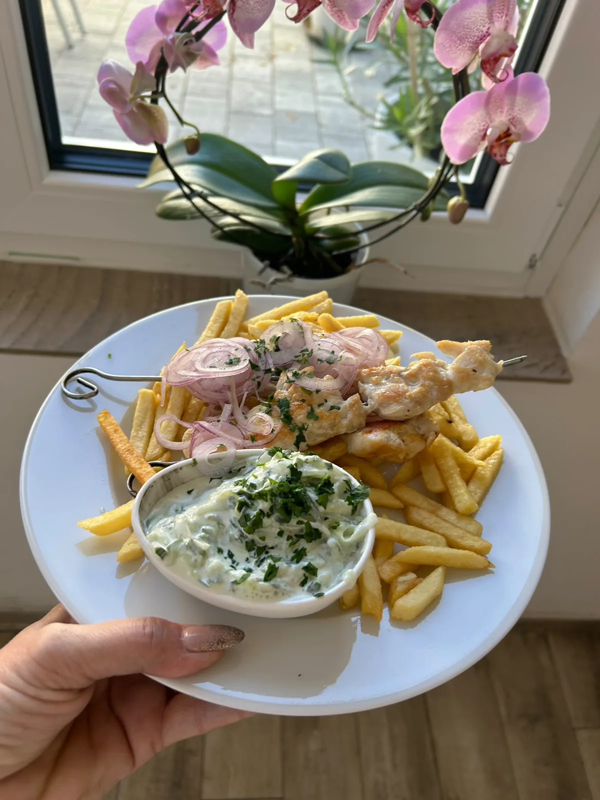 H&uuml;hnerspie&szlig; mit Pommes und Kr&auml;utersauce