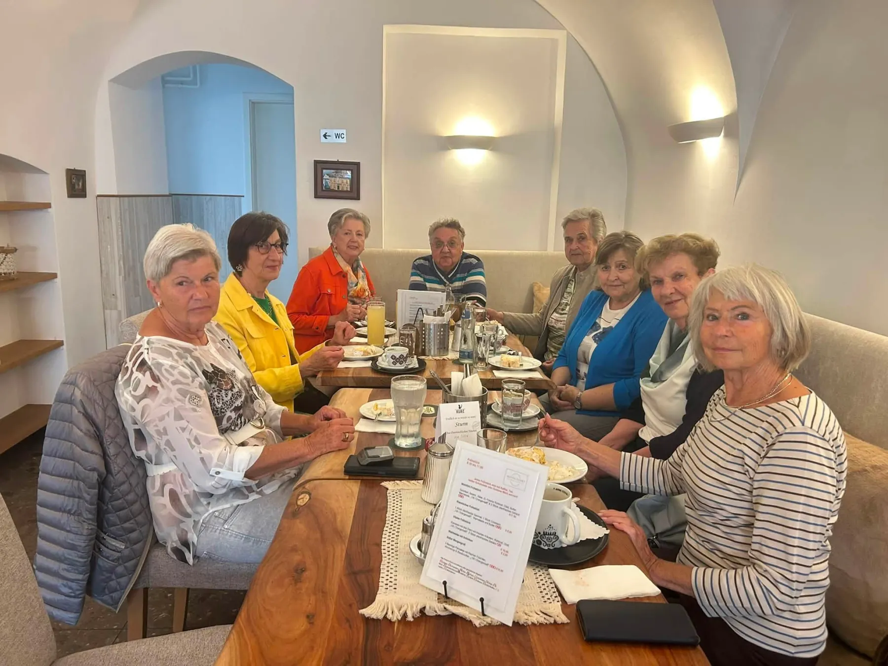 G&auml;stegruppe an einer gedeckten Tafel im Mittelpunkt Mistelbach